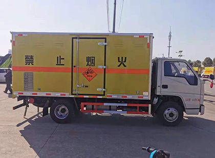 陆良爆破器材运输车工人安全操作规范与智能技术保障